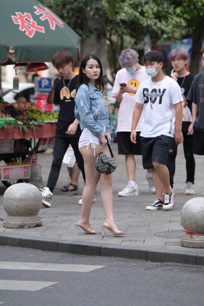 图片[2]-穿牛仔外套配黄色短上衣的街拍美女，元气又吸睛-橙心社
