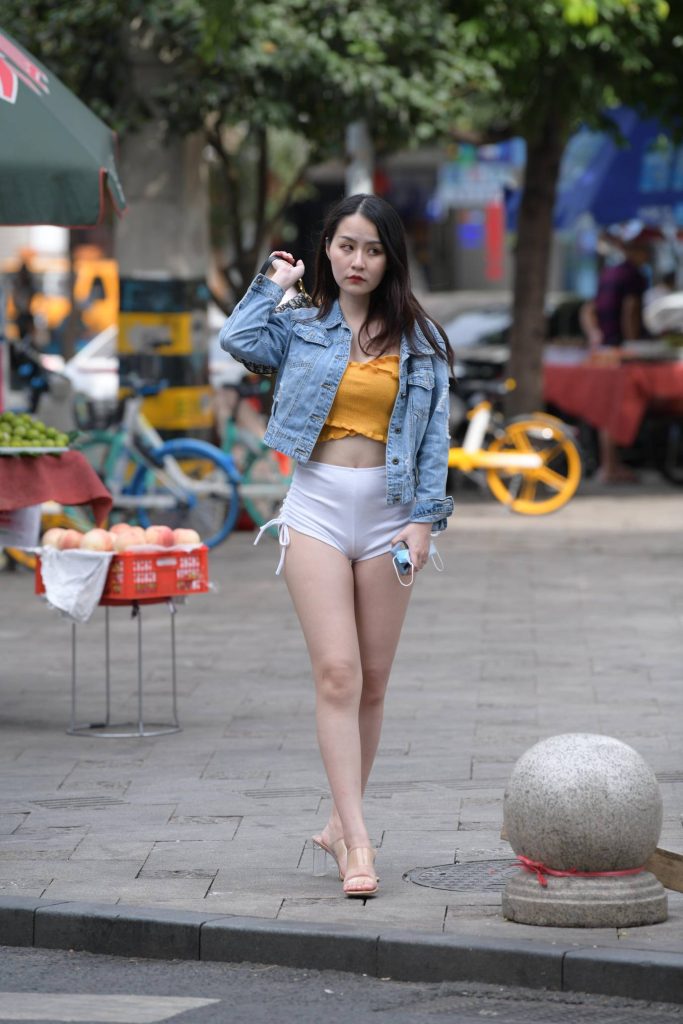 图片[1]-穿牛仔外套配黄色短上衣的街拍美女，元气又吸睛-橙心社