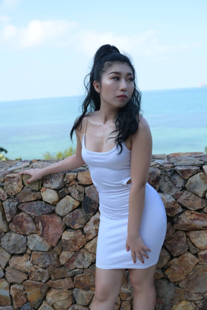 图片[2]-修身白色包臀裙，海岸轻熟气质美女-橙心社