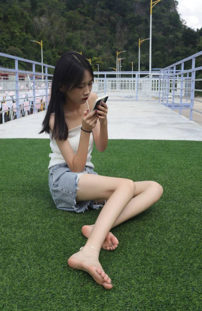 图片[1]-休闲清爽穿搭少女，简约又有气质。-橙心社