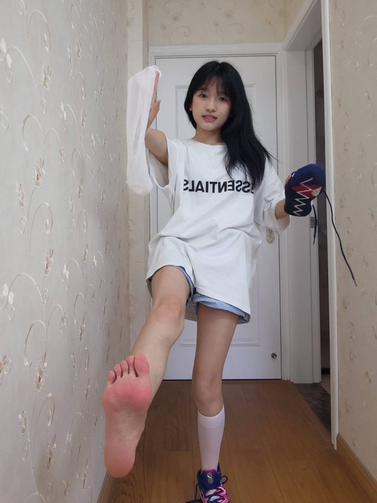 图片[1]-白T牛仔短裤少女，元气又俏皮。-橙心社