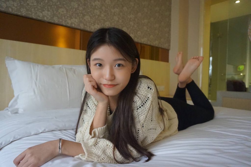 图片[3]-米白毛衣格子袜少女，温柔又治愈。-橙心社