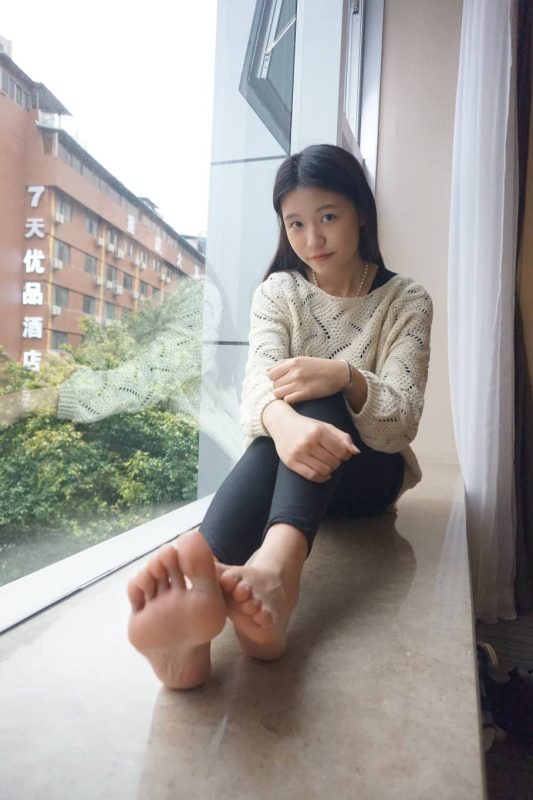 米白毛衣格子袜少女，温柔又治愈。-橙心社