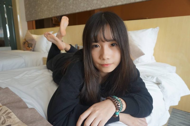黑休闲装少女，清冷又温柔。-橙心社